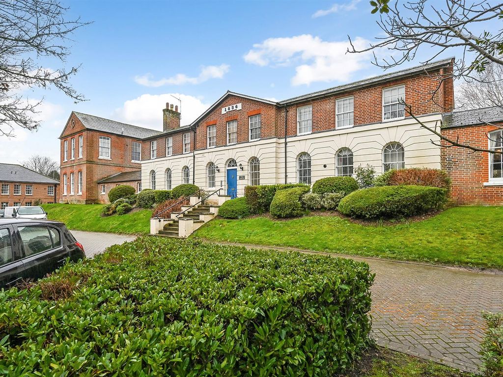 1 bed flat for sale in The Cloisters, Junction Road, Andover SP10, £162,500