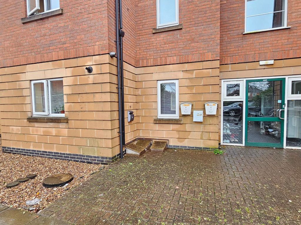 2 bed flat for sale in The Hedgerows, Sleaford NG34, £98,500