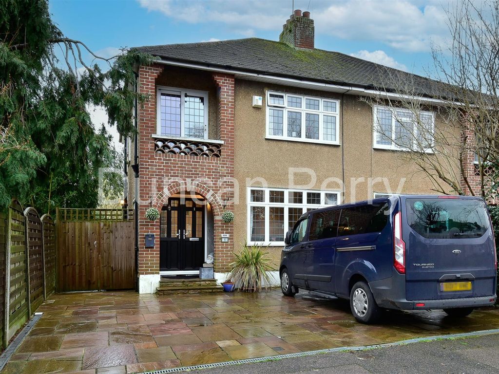 3 bed semi-detached house for sale in Elmscroft Gardens, Potters Bar EN6, £685,000