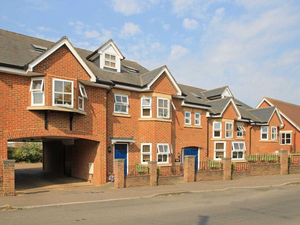 2 bed flat for sale in Langdon Street, Tring HP23, £335,000