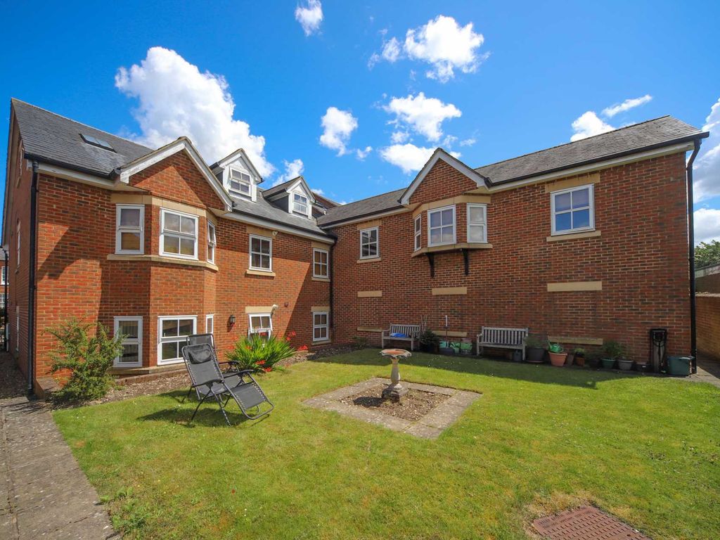 1 bed flat for sale in Langdon Street, Tring HP23, £240,000