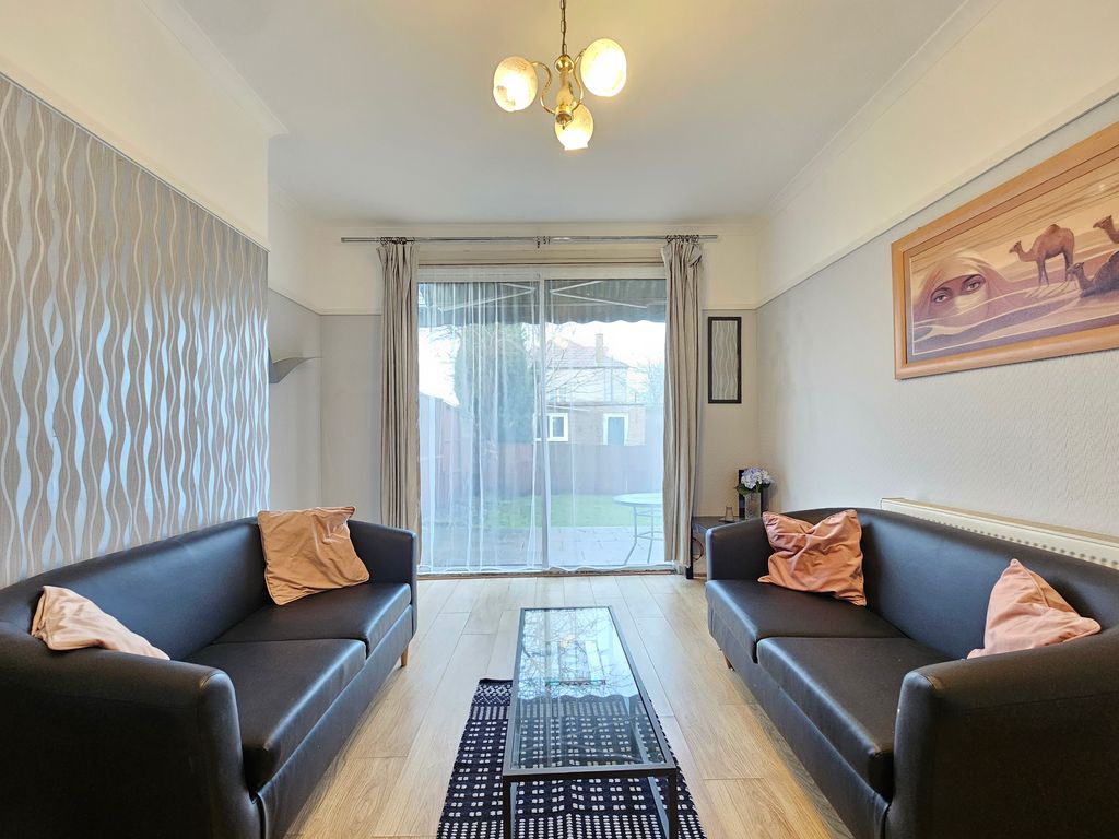 1 bed flat to rent in Imperial Drive, Harrow HA2, £1,599 pcm