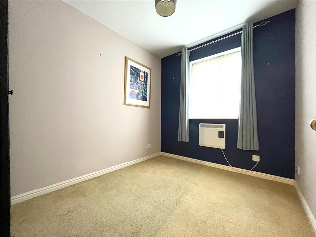 2 bed flat for sale in George Street, York YO1, £148,000