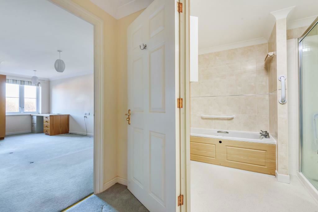 1 bed flat for sale in School Lane, Banbury OX16, £50,000