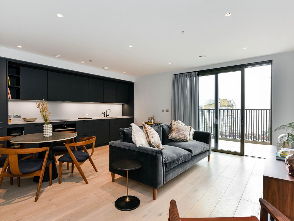 2 bed flat to rent in Ganton Street, London W1F, £4,550 pcm