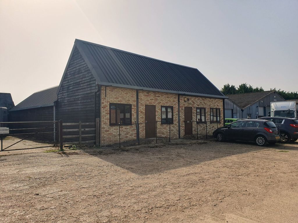 Office to let in Sparrow Farm, Leighton Road, Dunstable LU6, £5,100 pa