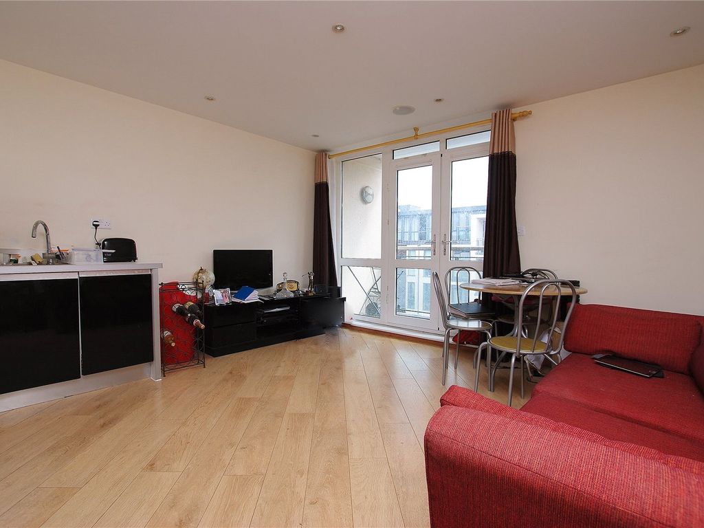 1 bed flat for sale in Martyr Road, Guildford, Surrey GU1, £335,000