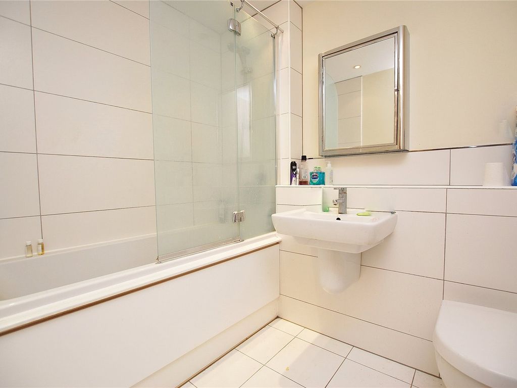 1 bed flat for sale in Martyr Road, Guildford, Surrey GU1, £335,000