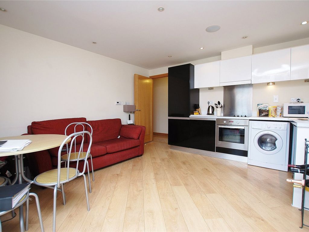 1 bed flat for sale in Martyr Road, Guildford, Surrey GU1, £335,000