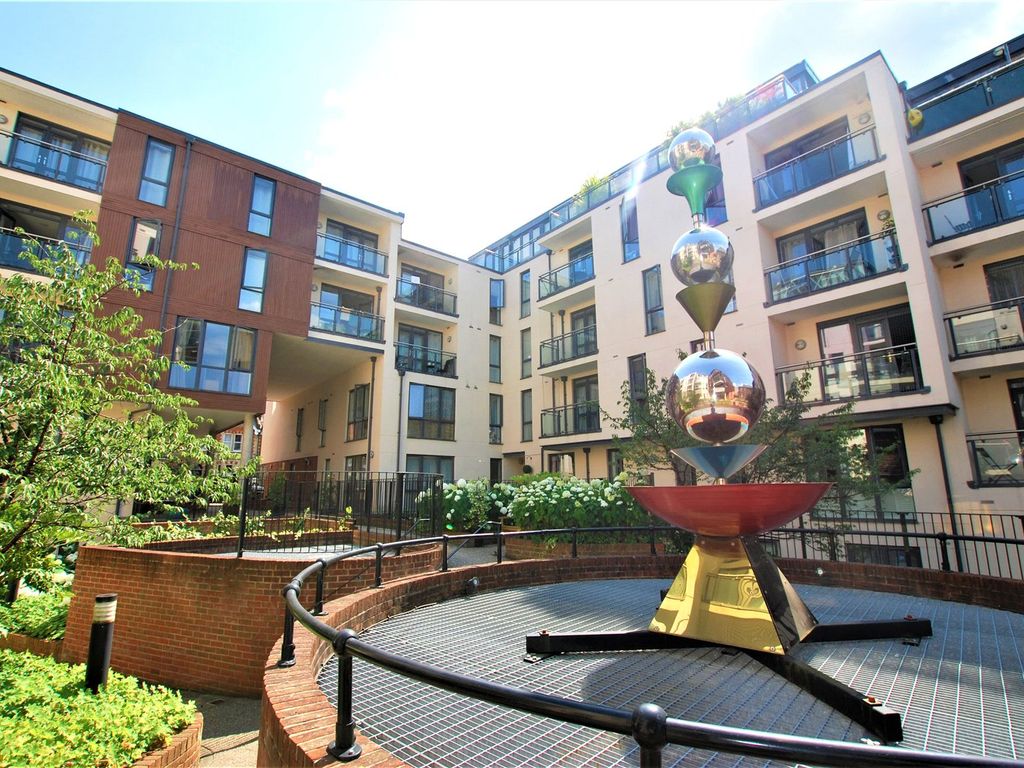 1 bed flat for sale in Martyr Road, Guildford, Surrey GU1, £335,000