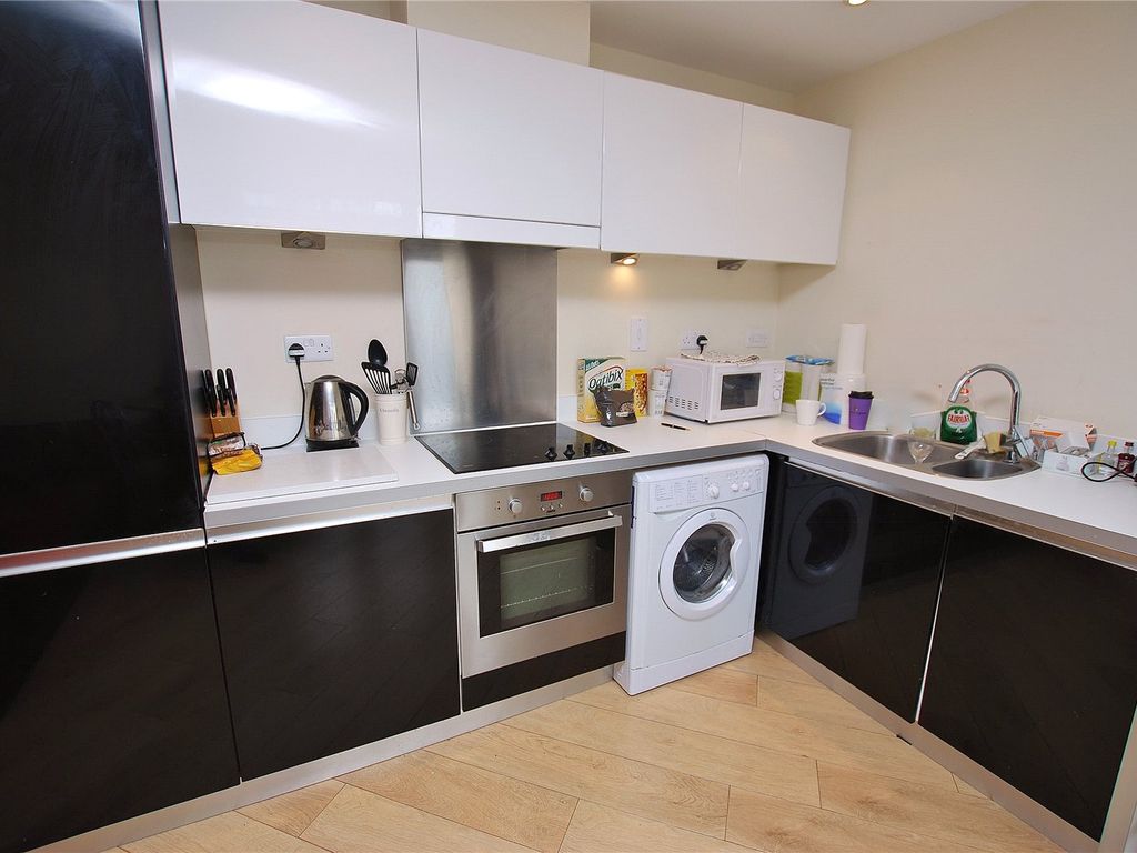 1 bed flat for sale in Martyr Road, Guildford, Surrey GU1, £335,000