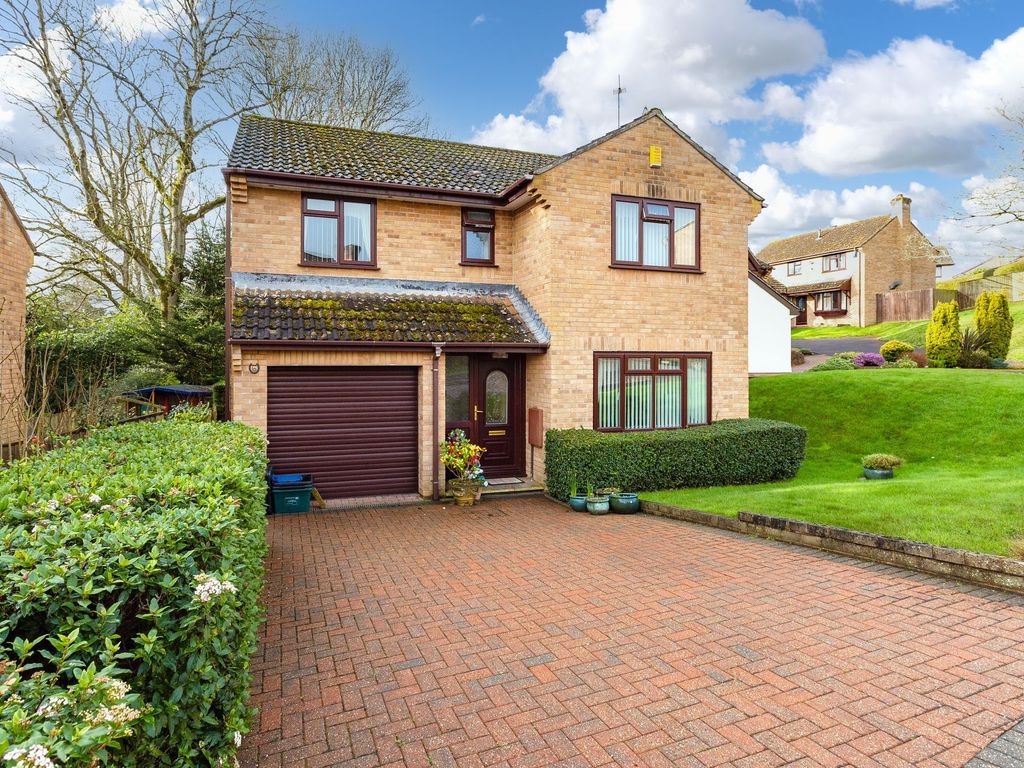 4 bed detached house for sale in Walnut Drive, Crediton EX17, £385,000