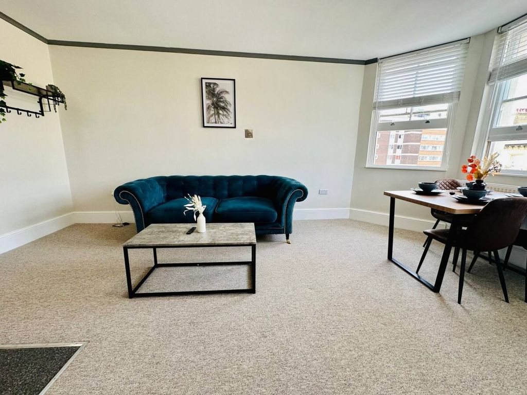 2 bed flat to rent in 10 First Avenue, Hove BN3, £2,450 pcm