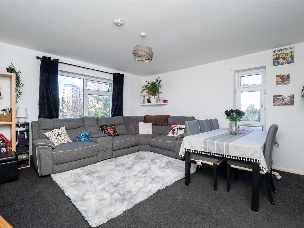 2 bed flat for sale in Ambleside Gardens, Sutton SM2, £290,000