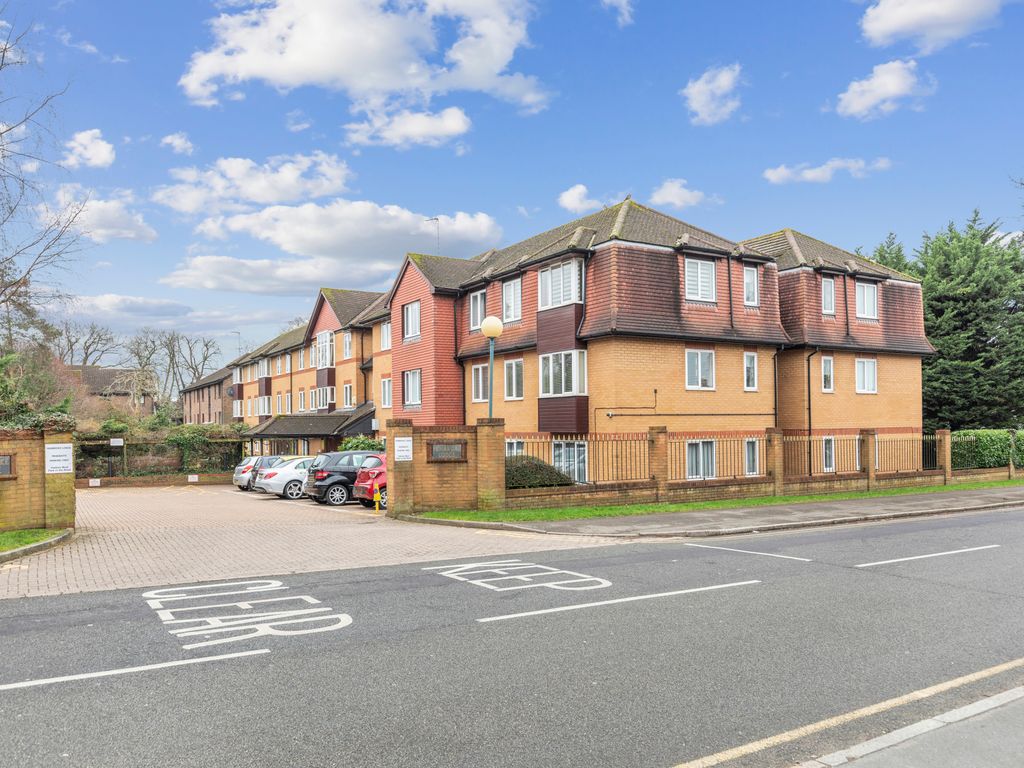 1 bed flat for sale in Du Cros Drive, Stanmore HA7, £285,000