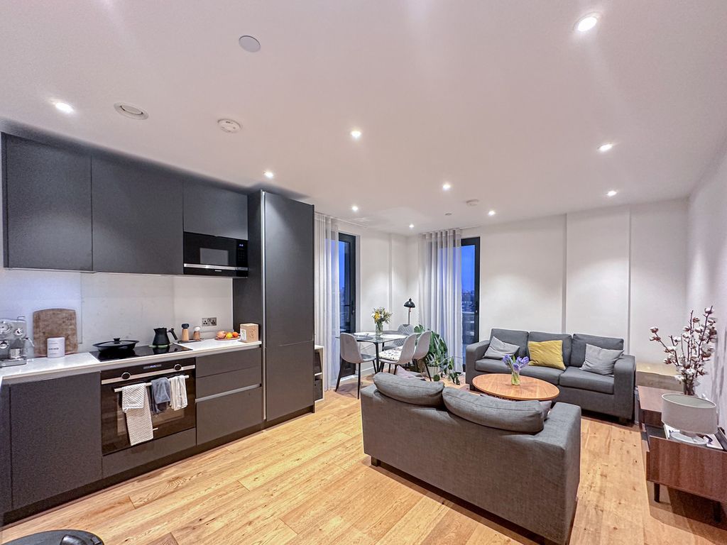 2 bed flat to rent in 12 Dock Street, London E1, £3,150 pcm