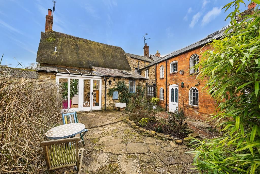 3 bed cottage for sale in Kings Sutton, Northamptonshire OX17, £550,000