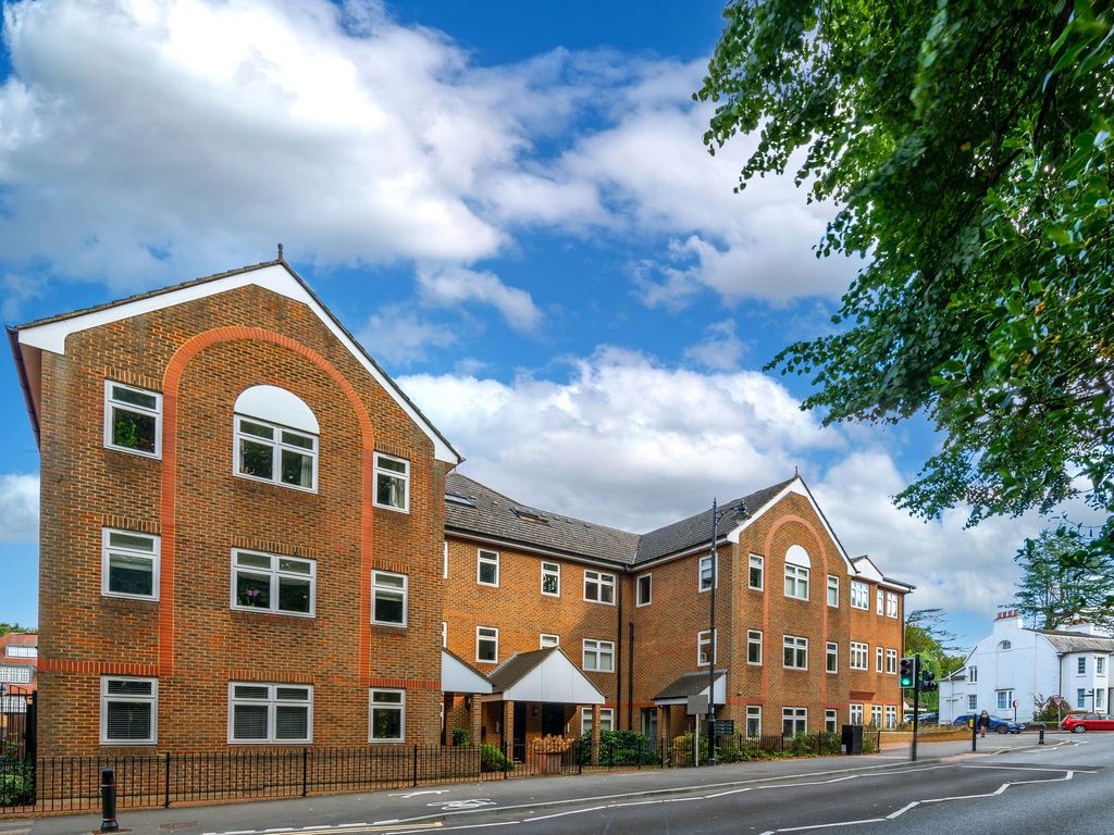 2 bed flat for sale in Bell Street, Reigate RH2, £345,000