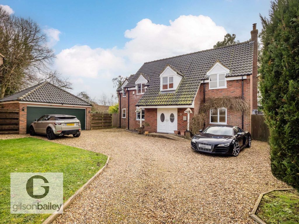4 bed detached house for sale in Oak Tree Close, Cantley NR13, £525,000