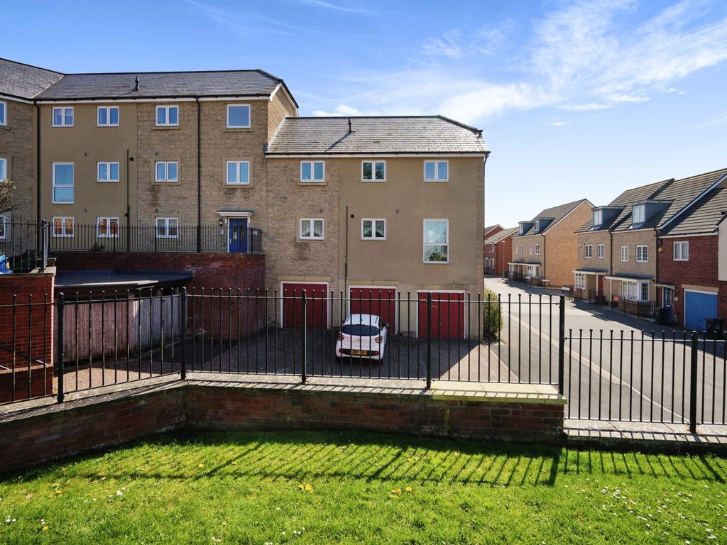 2 bed flat for sale in Bates Way, Swindon SN2, £84,000