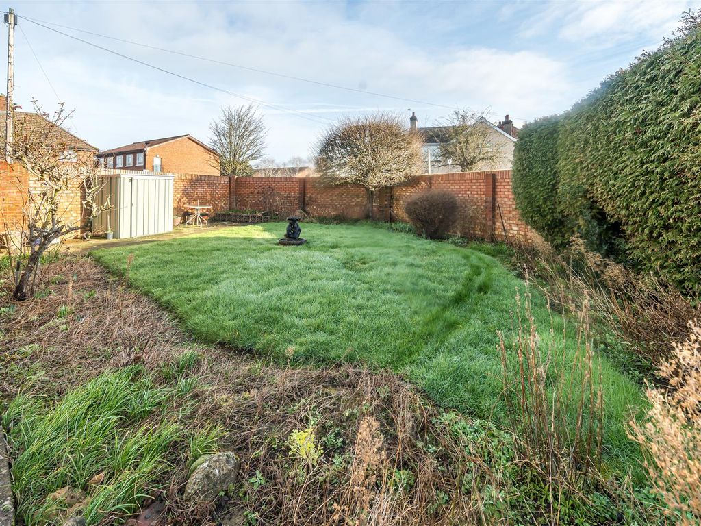 3 bed end terrace house for sale in Old Ford End Road, Bedford MK40, £315,000