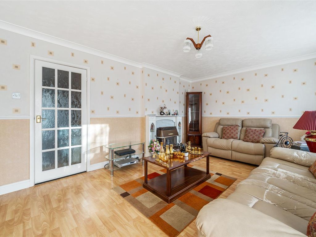 3 bed end terrace house for sale in Old Ford End Road, Bedford MK40, £315,000