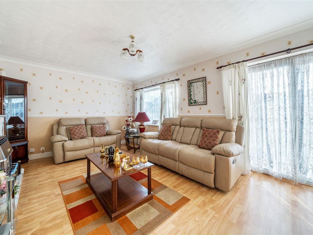 3 bed end terrace house for sale in Old Ford End Road, Bedford MK40, £315,000