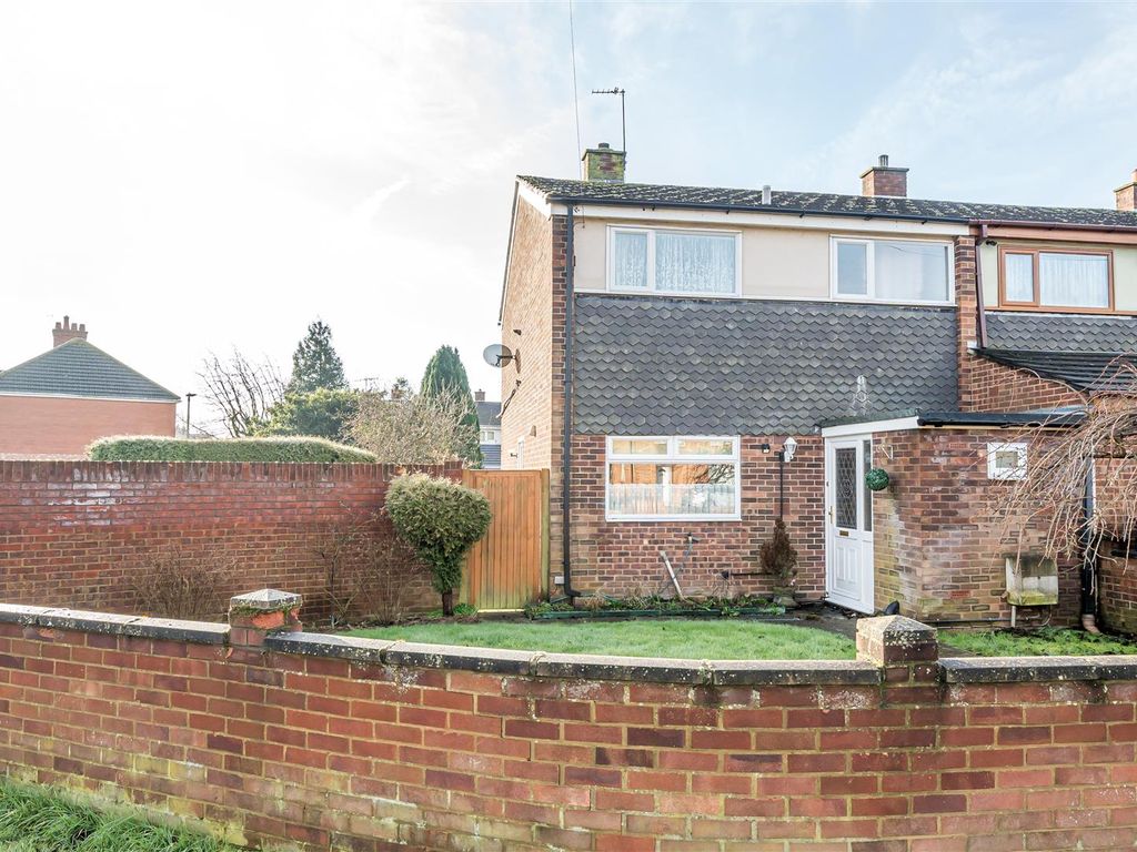 3 bed end terrace house for sale in Old Ford End Road, Bedford MK40, £315,000