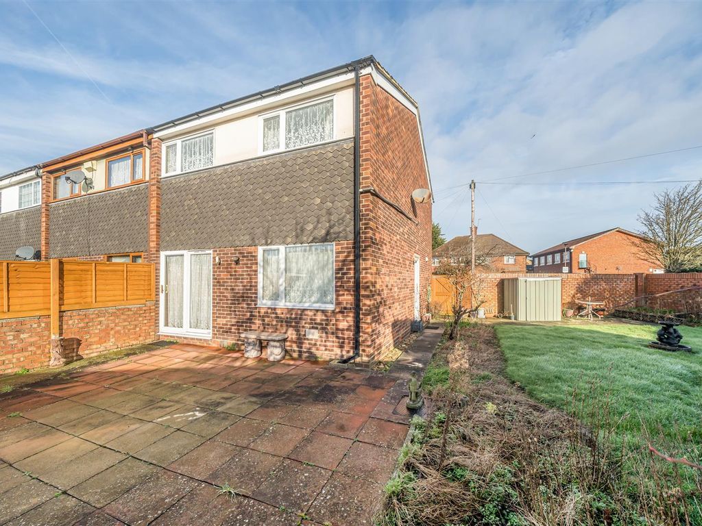 3 bed end terrace house for sale in Old Ford End Road, Bedford MK40, £315,000