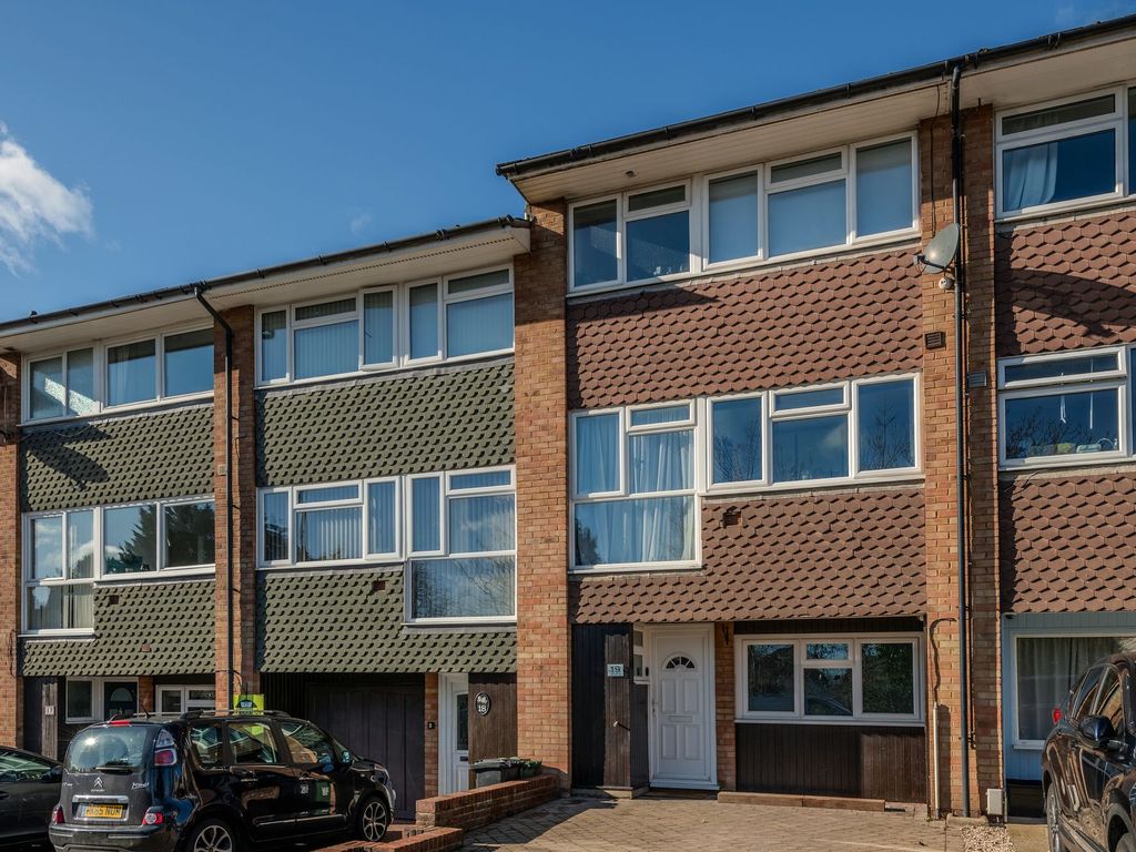 3 bed town house for sale in Nash Drive, Redhill RH1, £525,000
