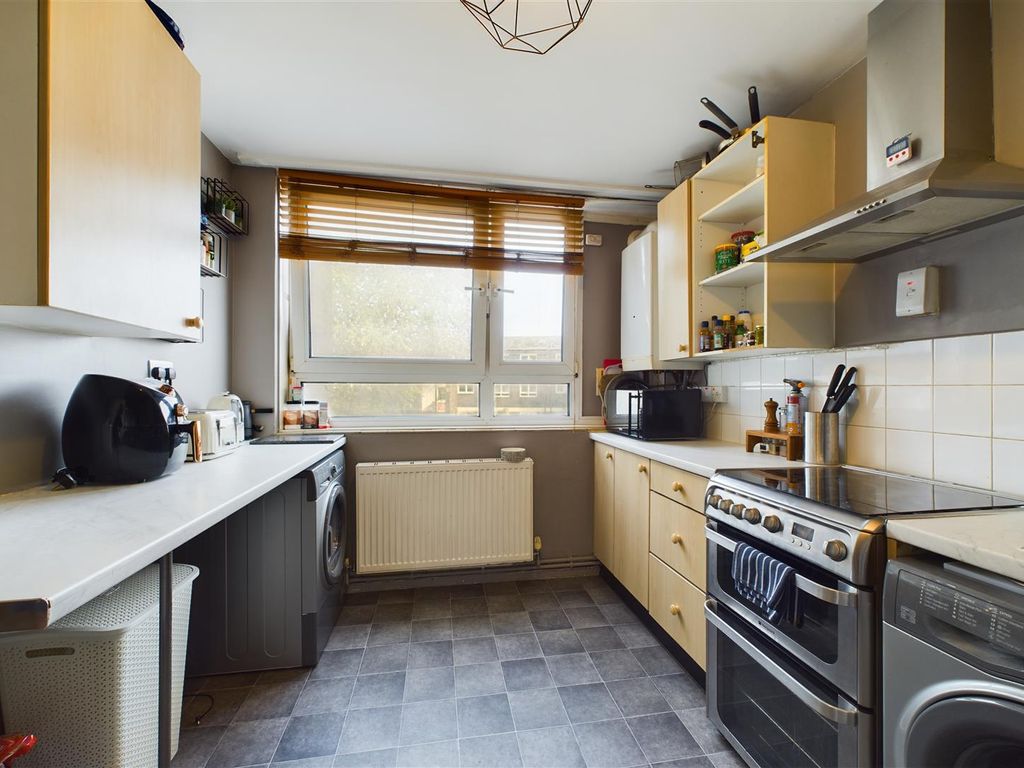 2 bed flat for sale in Victoria Point, Victoria Road, London E13, £250,000