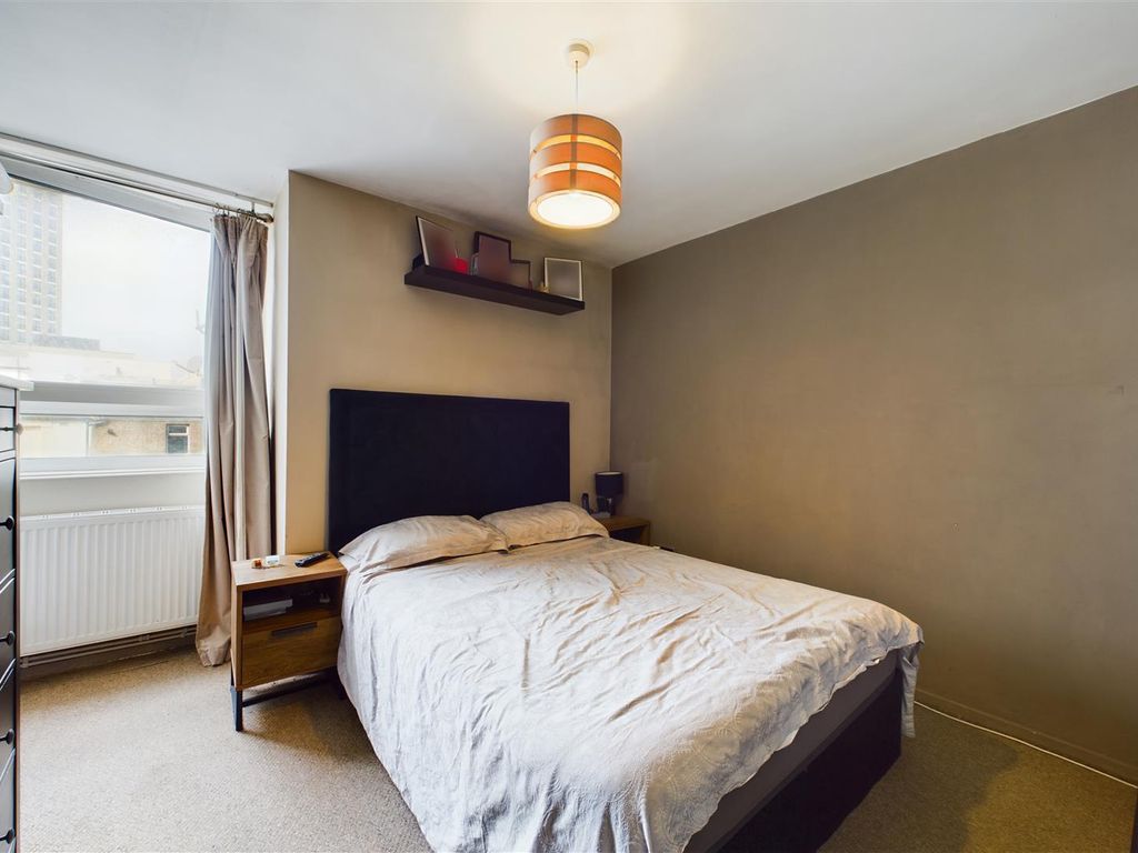 2 bed flat for sale in Victoria Point, Victoria Road, London E13, £250,000