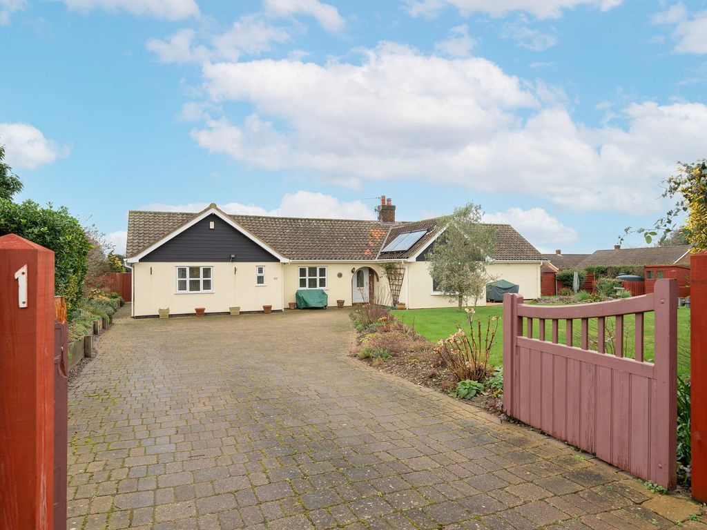 4 bed detached bungalow for sale in Woodview Road, Easton, Norwich NR9, £550,000