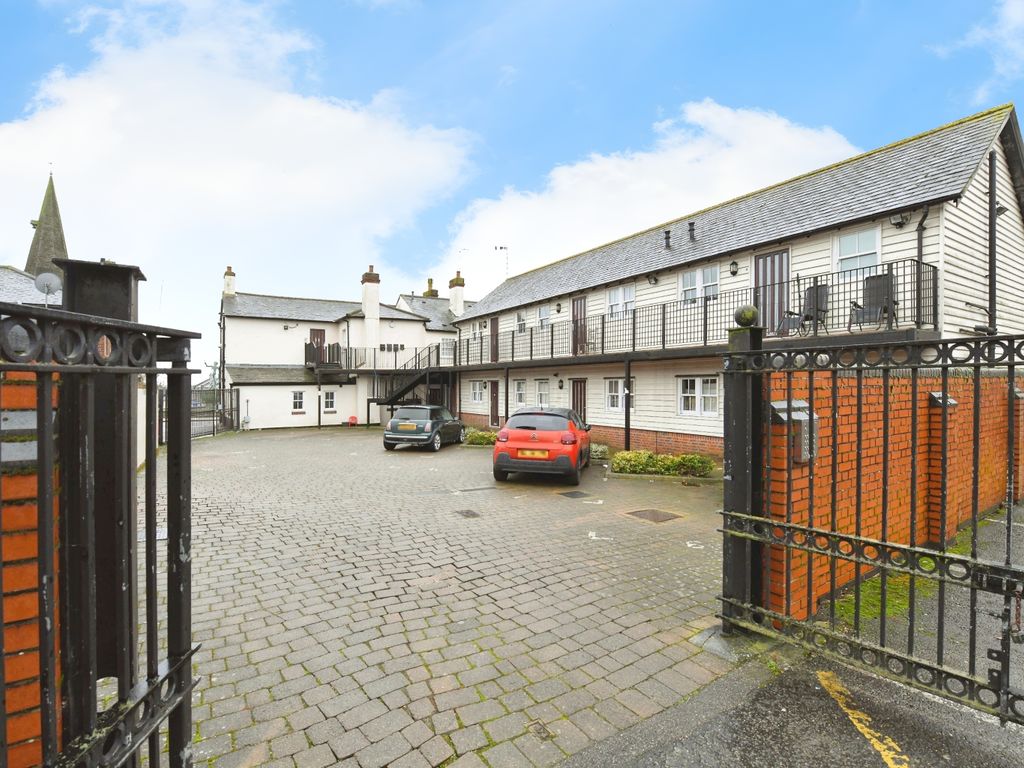 1 bed flat for sale in Courtaulds Mews, High Street, Braintree, Essex CM7, £125,000