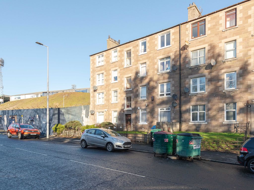 2 bed flat for sale in Dens Road, Dundee DD3, £80,000