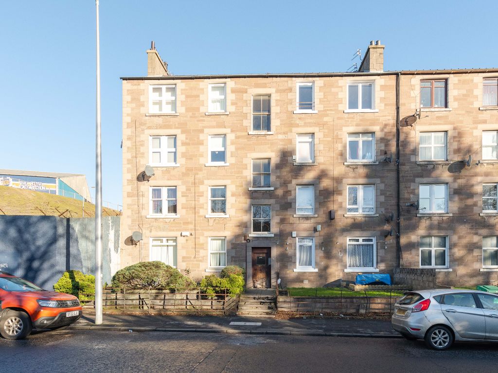 2 bed flat for sale in Dens Road, Dundee DD3, £80,000