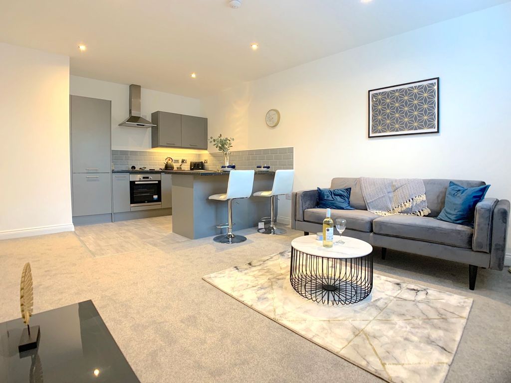 1 bed flat to rent in Fairway Court, Elland Road, Leeds LS11, £800 pcm
