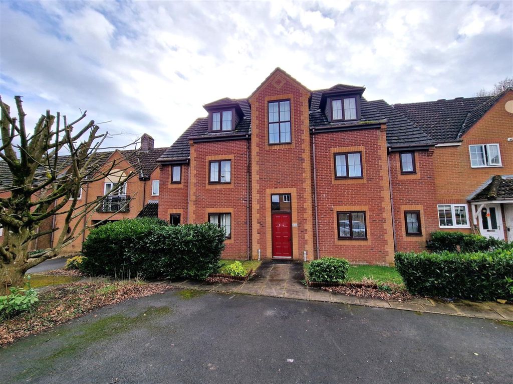 2 bed flat for sale in Morse Close, Chippenham SN15, £145,000