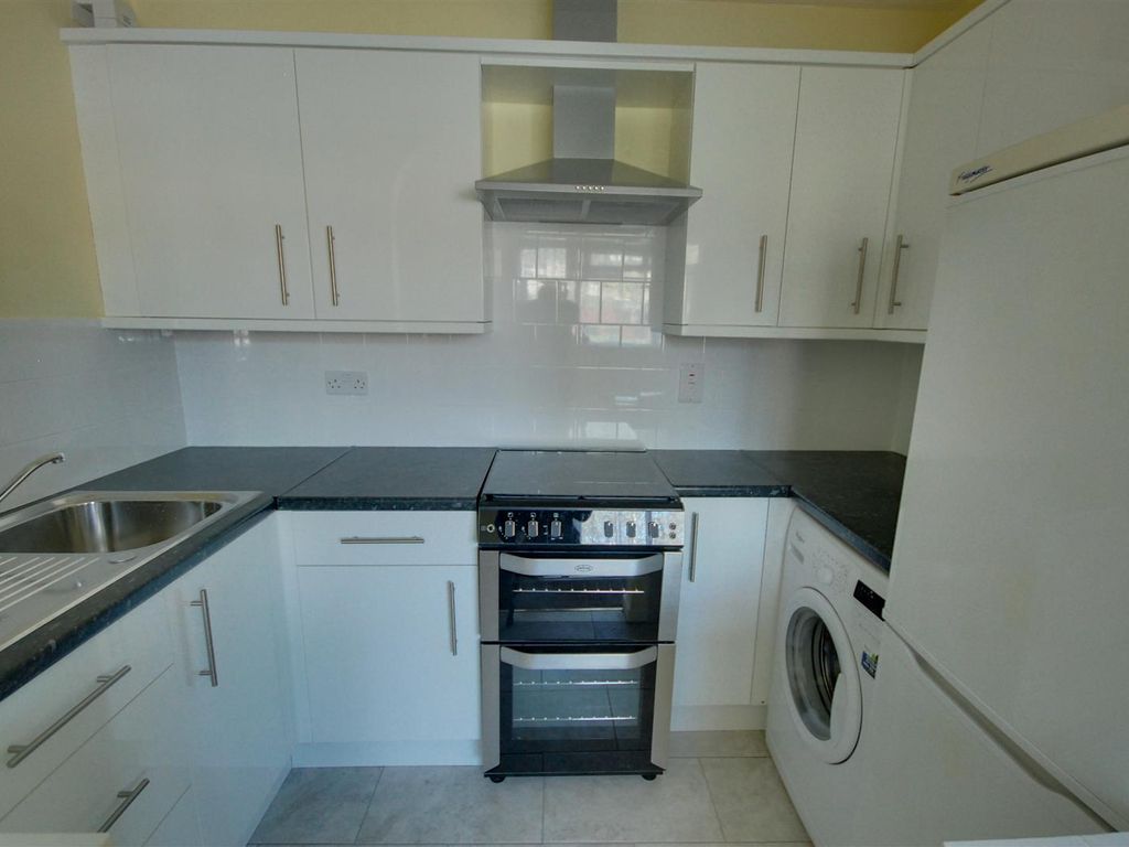 1 bed maisonette to rent in Coates Dell, Watford WD25, £1,100 pcm