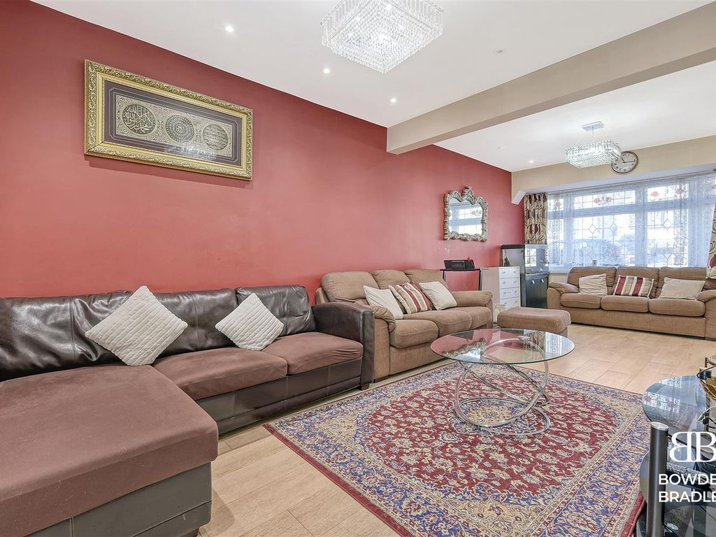 4 bed end terrace house for sale in Roding Lane North, Woodford Green IG8, £650,000