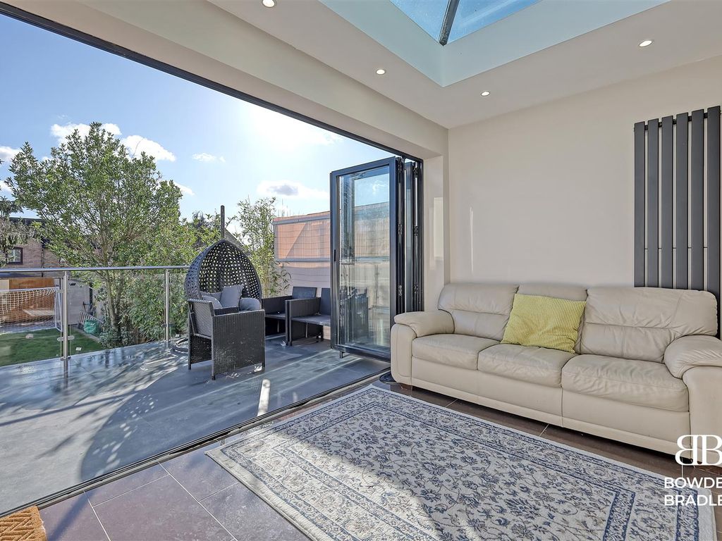 4 bed end terrace house for sale in Roding Lane North, Woodford Green IG8, £650,000