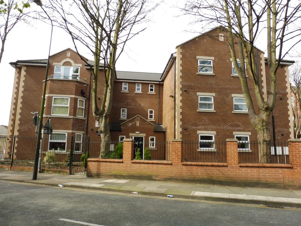 2 bed flat to rent in Heneage Road, Grimsby DN32, £510 pcm