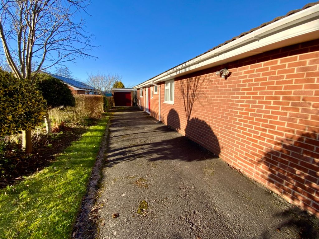 3 bed detached bungalow for sale in Greenway, Braunston, Northamptonshire NN11, £400,000