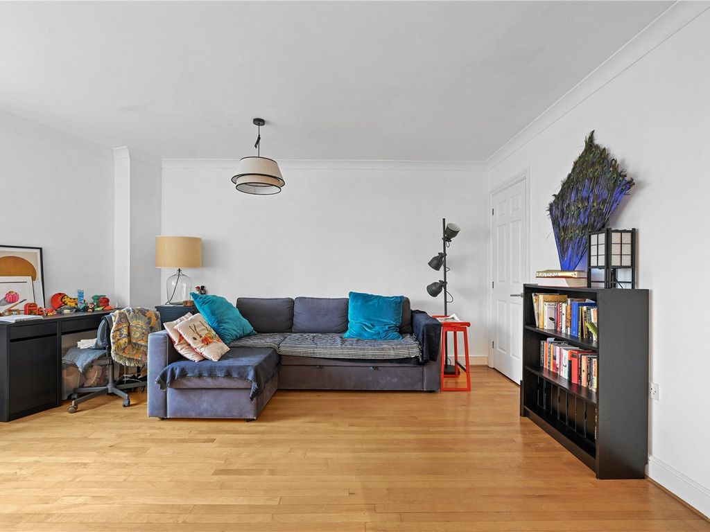 1 bed flat for sale in St. Katharines Way, London E1W, £650,000