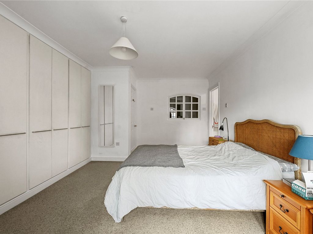 1 bed flat for sale in St. Katharines Way, London E1W, £650,000