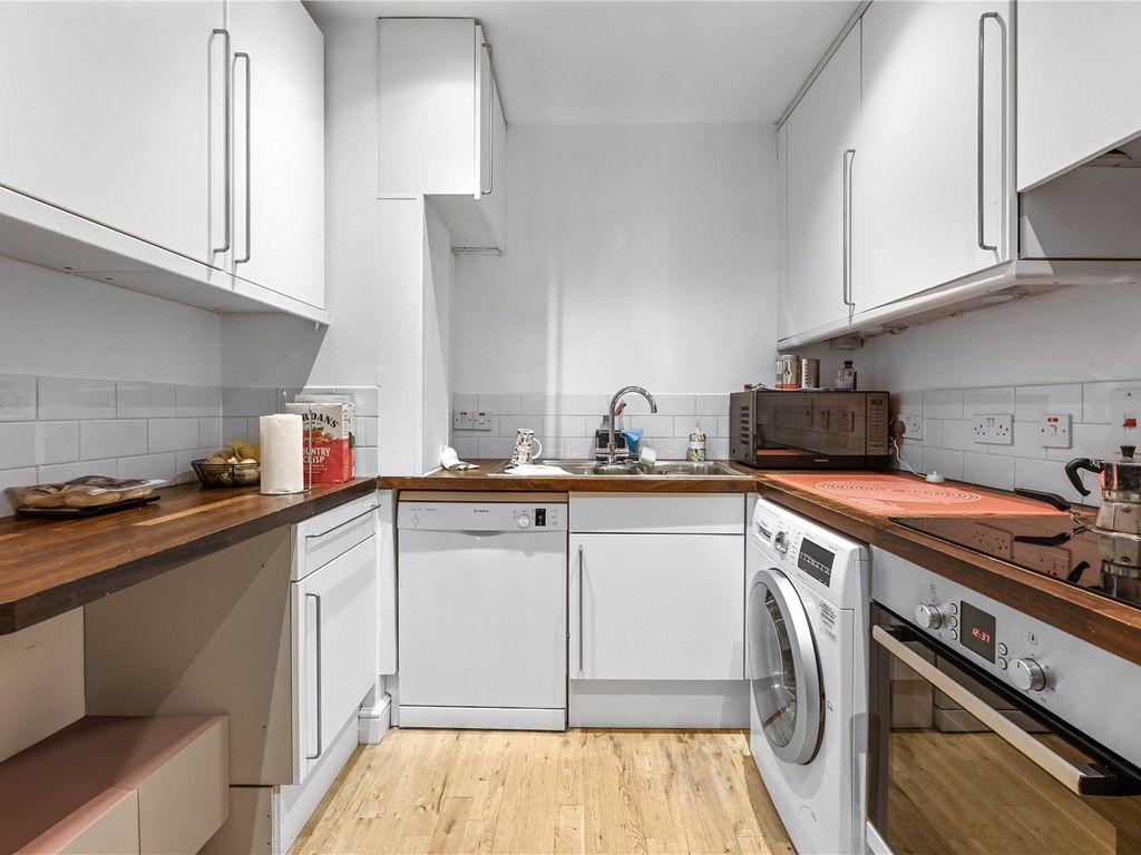 1 bed flat for sale in St. Katharines Way, London E1W, £650,000