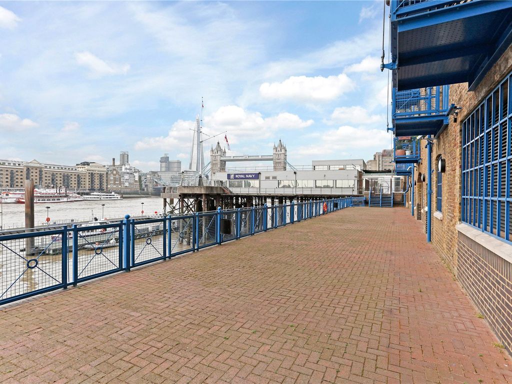 1 bed flat for sale in St. Katharines Way, London E1W, £650,000