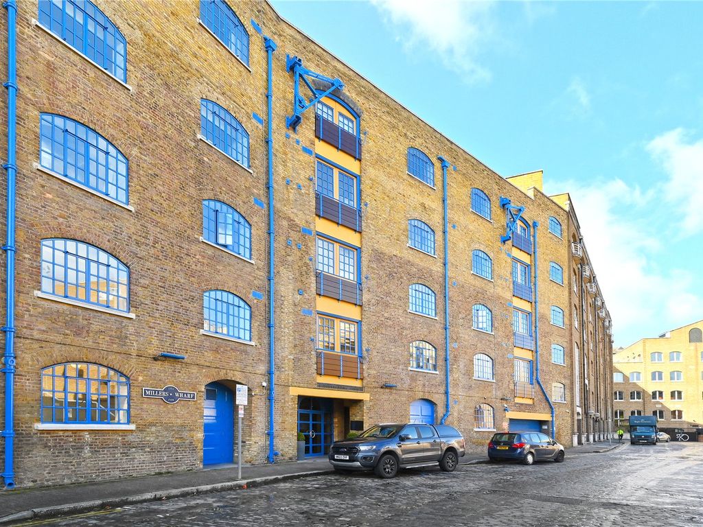 1 bed flat for sale in St. Katharines Way, London E1W, £650,000