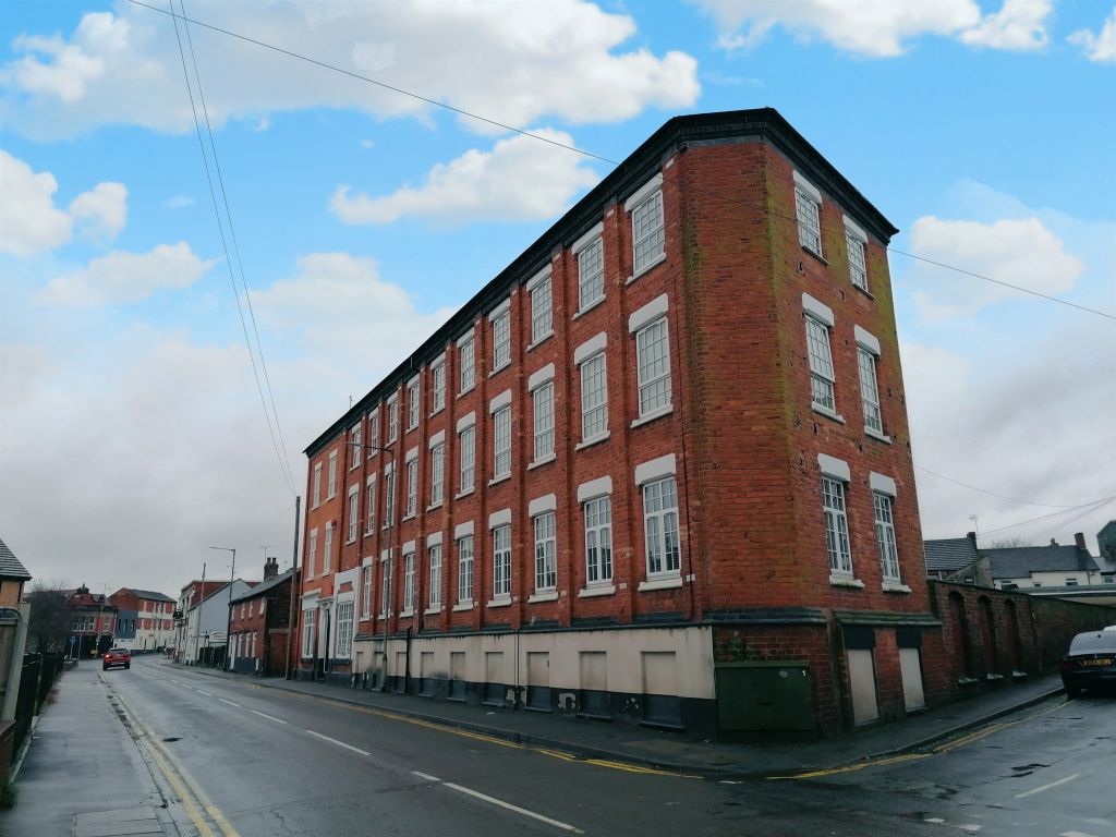 2 bed flat for sale in Sandon Road, Stafford ST16, £105,000