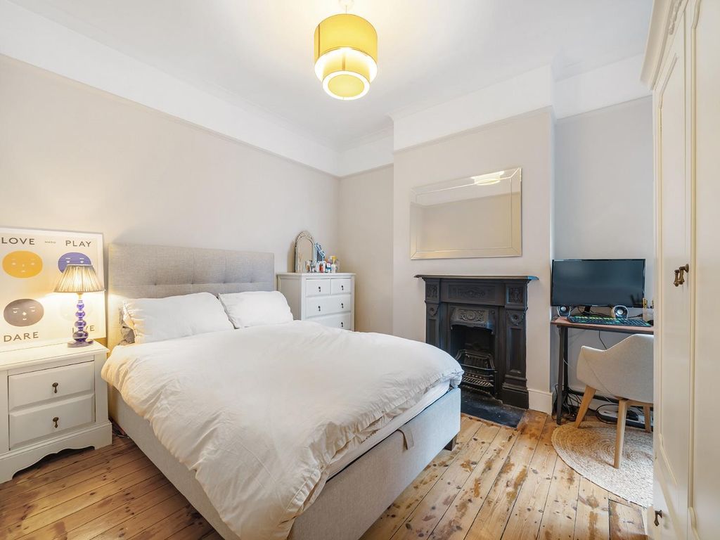 2 bed flat for sale in Edgeley Road, London SW4, £550,000